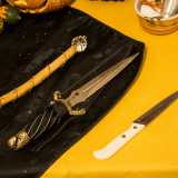 La bacchetta "magica" (contraddistinta da una sfera trasparente fissata su una delle sue estremit�) e l'athame, un pugnale sacro